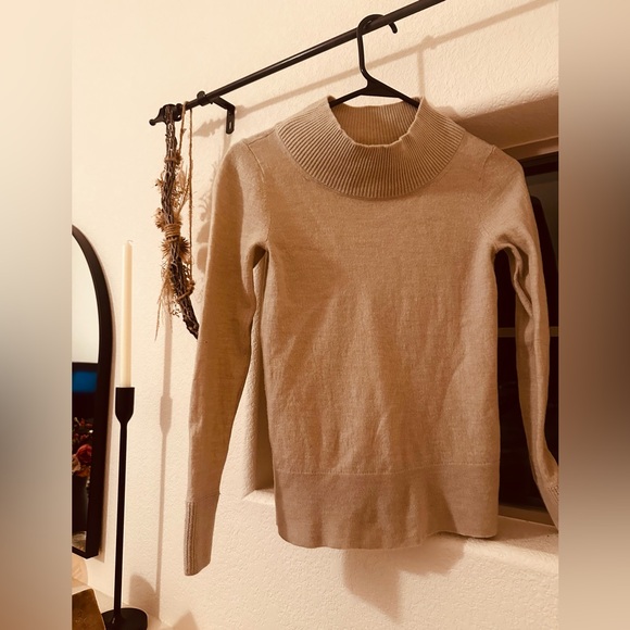 XS Club Monaco Lightweight Tight-knit 100% Merino Wool Fitted sweater - Picture 2 of 6